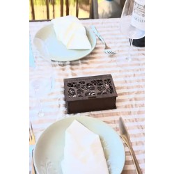 Servilletero de madera oscura con tapa calada decorativa.