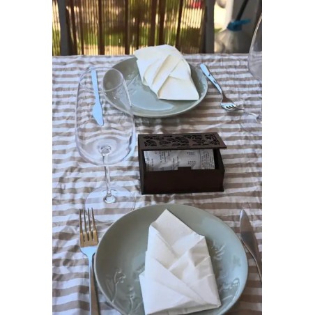 Servilletero de madera oscura con tapa calada decorativa.