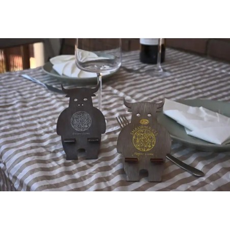 Soporte de mesa con forma de vaca y codigo