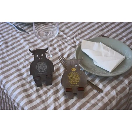 Soportes de mesa artesanales con forma de vaca para menús QR