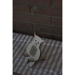 Soporte de mesa con forma de vaca y codigo QR para menu digital.