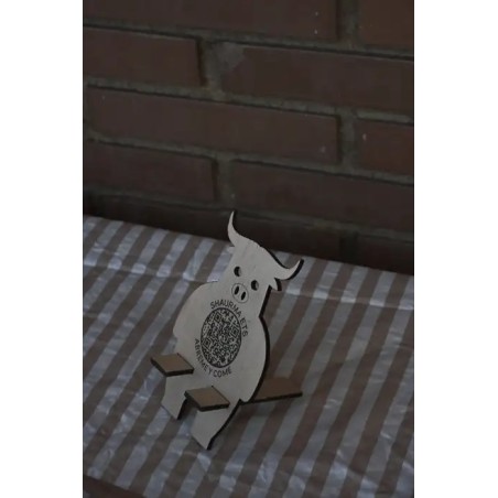 Soporte de mesa con forma de vaca y codigo QR para menu digital.
