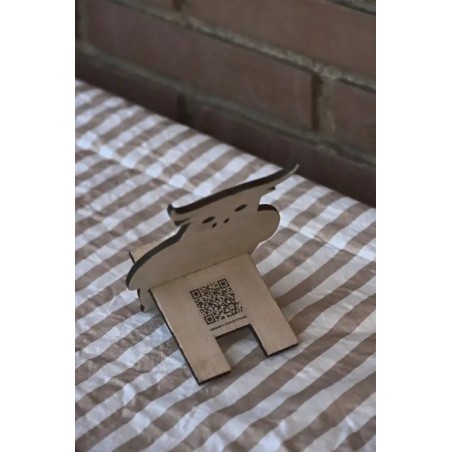 Base de soporte artesanal de madera con código QR