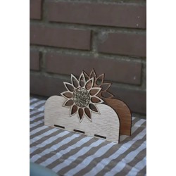 Servilletero artesanal de madera con diseño de girasol grabado a láser y código QR decorativo.