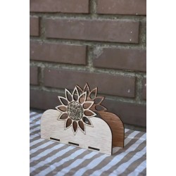 Detalle de girasol tallado en servilletero artesanal de madera