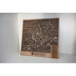 Detalle del mapa de Madrid tallado en madera