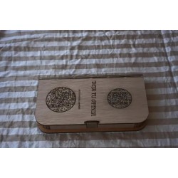 cajita de madera con código QR personalizable – vista frontal