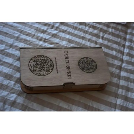 caja de madera para presentar cuentas con grabado QR