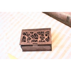 Caja decorativa de madera con grabado floral – interior abierto