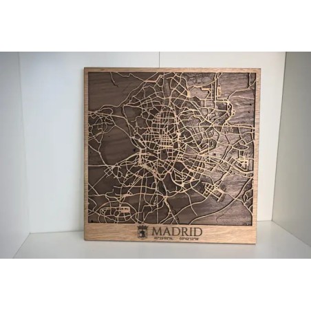 Mapa de madera de Madrid grabado con calles y diseño decorativo