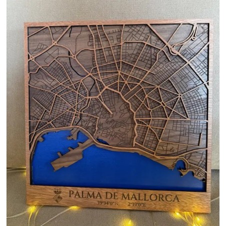 Mapa de madera de Palma de Mallorca con calles grabadas y mar azul