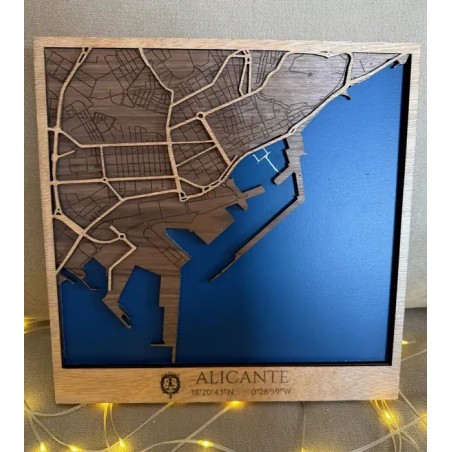 Mapa de madera de Alicante con relieve urbano y costa en color azul