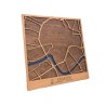 Mapa de madera de Cracovia grabado con calles y diseño decorativo
