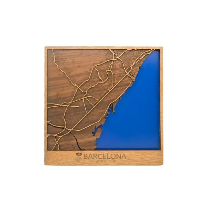 Mapa de madera de Barcelona grabado con calles y diseño decorativo