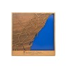Mapa de madera de Barcelona grabado con calles y diseño decorativo