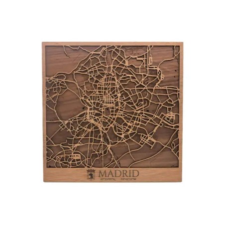Mapa de madera de Madrid grabado con calles y diseño decorativo