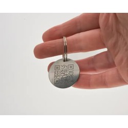 Placa redonda para mascota personalizada con grabado en metal sostenida en la mano