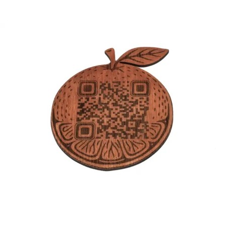 Etiqueta decorativa de madera con forma de naranja y QR grabado