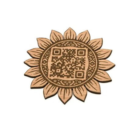 Código QR en madera con forma de girasol y acabado artesanal
