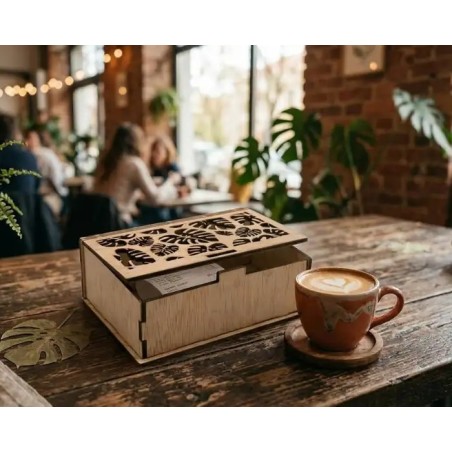 Caja para cuentas de madera con diseño decorativo calado.