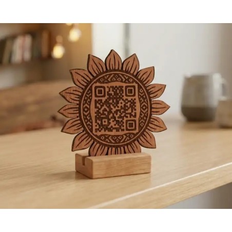 QR decorativo en madera oscura con diseño de girasol