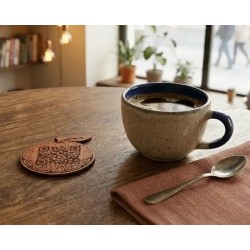 Etiqueta decorativa de madera con forma de naranja y QR grabado