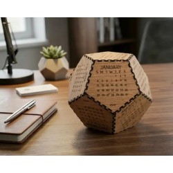 Calendario perpetuo de madera grabado con diseño geométrico