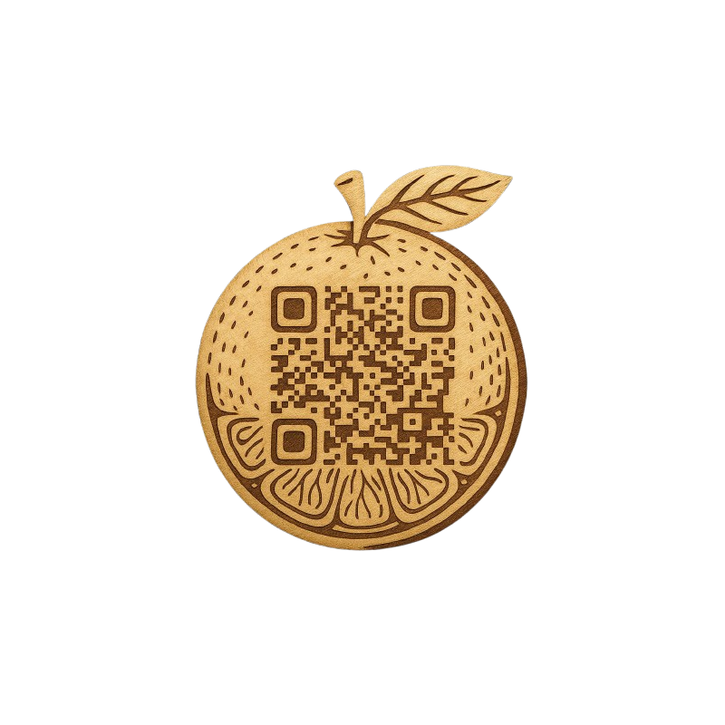 Placa de madera artesanal en forma de naranja con código QR”