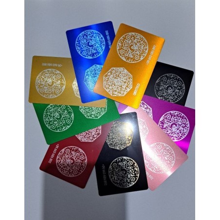 Tarjetas metálicas personalizables con diseño mandala y código QR en varios colores”