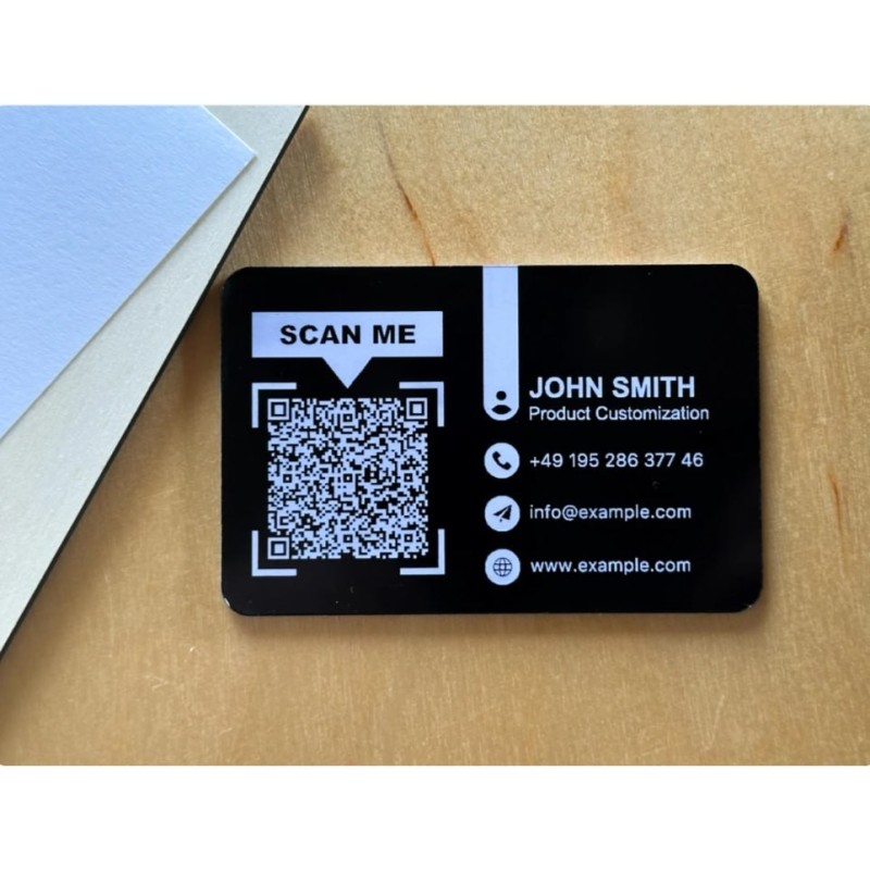 “Tarjeta de visita minimalista negra con código QR personalizable”