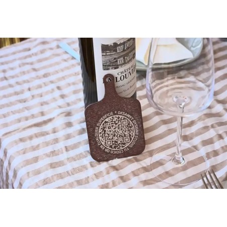 QR artesanal decorativo en mesa rústica para menús digitales