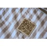 Codigo QR minimalista grabado en madera cuadrada.