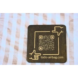 Posavasos corporativo de madera oscura con codigo QR personalizado y logo