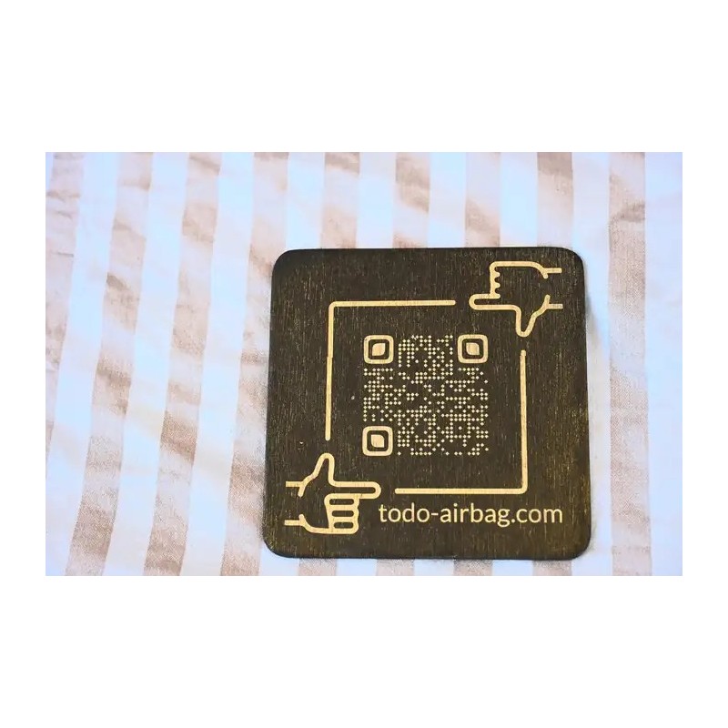 Posavasos corporativo de madera oscura con codigo QR personalizado y logo