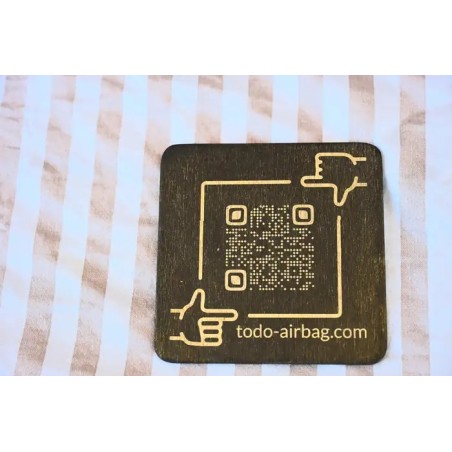Posavasos corporativo de madera oscura con codigo QR personalizado y logo