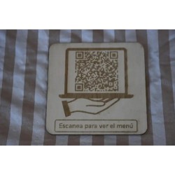 Placa de madera con codigo QR para menu digital.