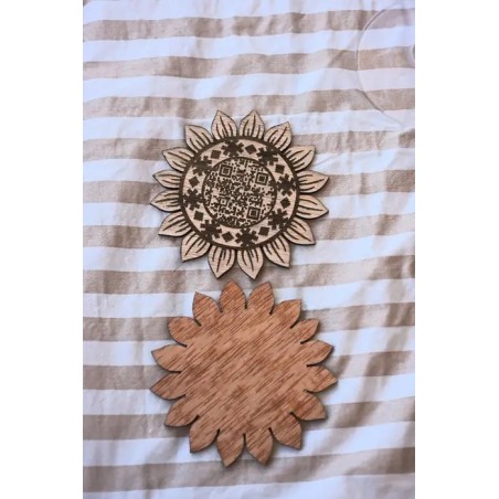Adorno decorativo de girasol en madera con codigo QR grabado.