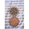 Adorno decorativo de girasol en madera con codigo QR grabado.