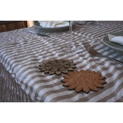 Adorno decorativo de girasol en madera con codigo QR grabado.