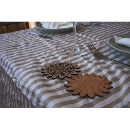 Adorno decorativo de girasol en madera con codigo QR grabado.