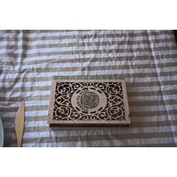 Caja de madera para presentar la cuenta con diseno ornamental elaborado y codigo QR.