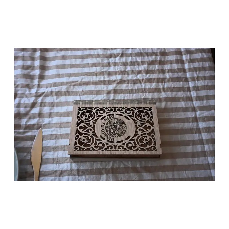 Caja de madera para presentar la cuenta con diseno ornamental elaborado y codigo QR.