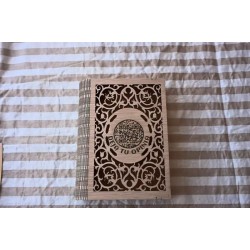 Caja de madera para presentar la cuenta con diseno ornamental elaborado y codigo QR.