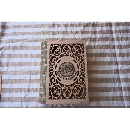 Caja de madera para presentar la cuenta con diseno ornamental elaborado y codigo QR.