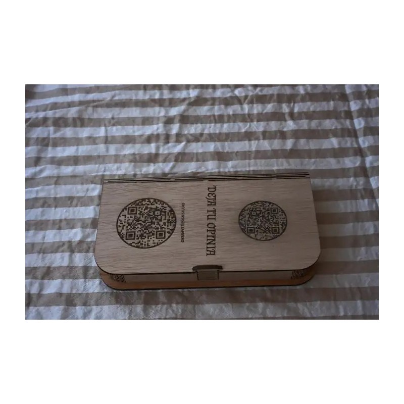Caja de madera personalizada con dos codigos QR para tarjetas de visita digitales.