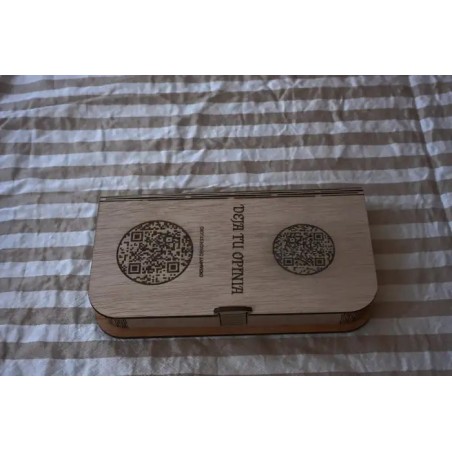 Caja de madera personalizada con dos codigos QR para tarjetas de visita digitales.
