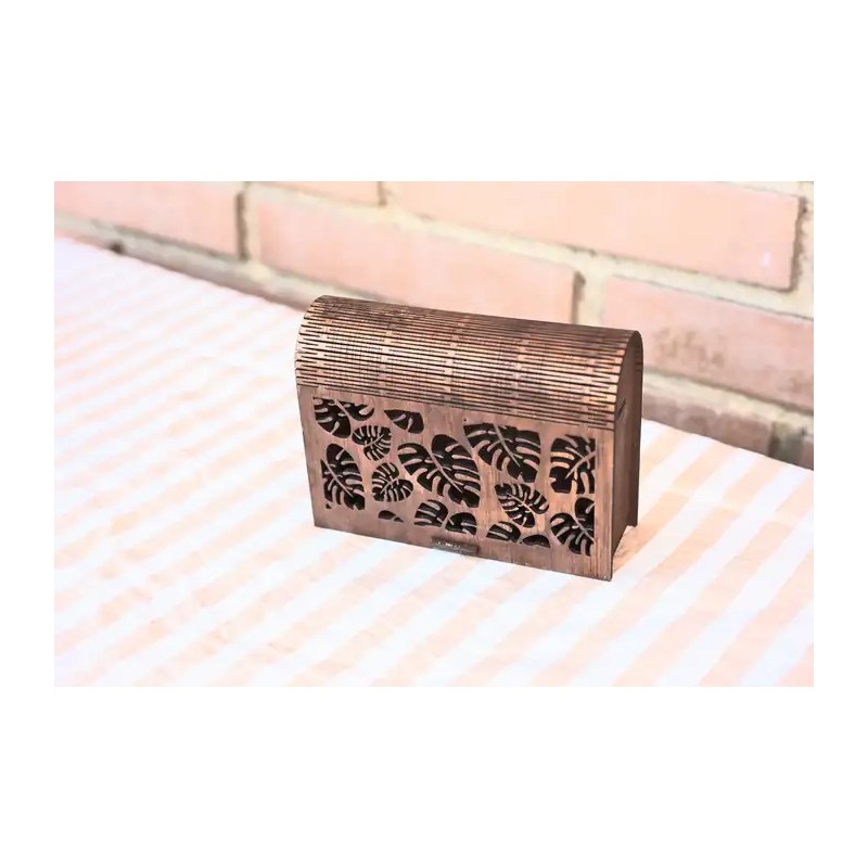 Caja de madera con patron de hojas monstera caladas.