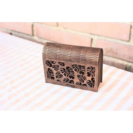 Caja de madera con patron de hojas monstera caladas.